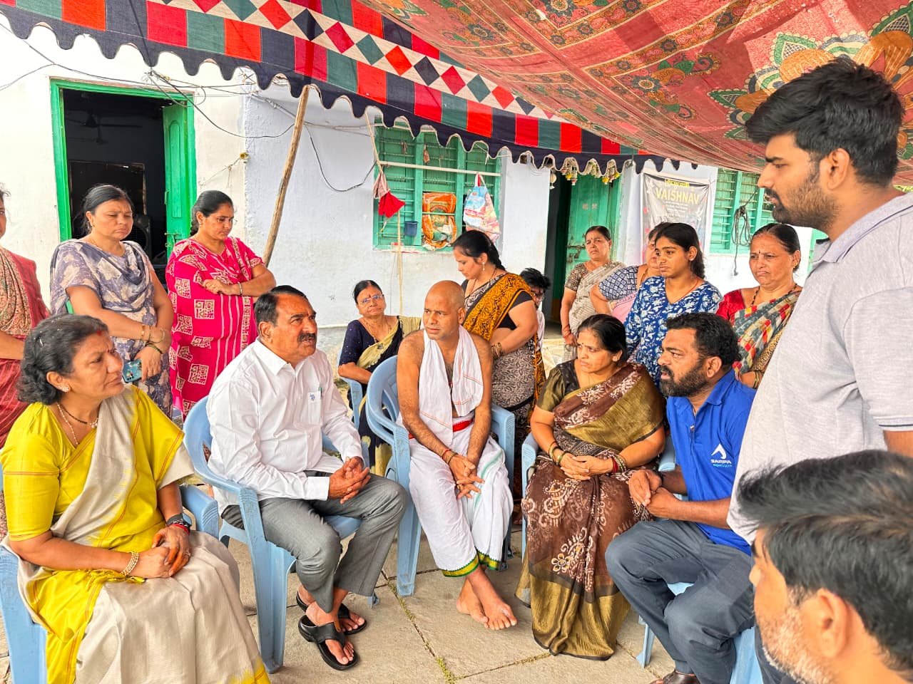 క్రికెట్ ప్లేయర్ విశ్వనాథ్ వైష్ణవ్ గారి కుటుంబ సభ్యులను పరామర్శించి వారికి ఆర్థిక సహాయాన్ని అందజేసిన ఎర్రబెల్లి ప్రదీప్ రావు గారు.